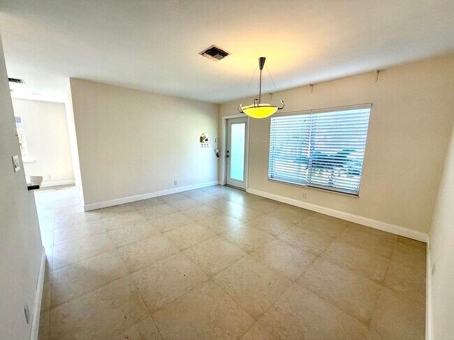 Building Photo - 376 SW 2nd St