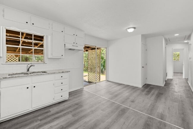 Building Photo - Charming Center Point Home