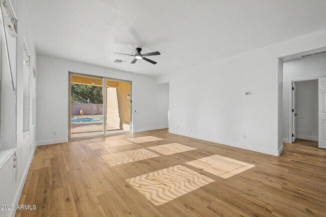 Building Photo - 706 E Las Colinas Pl