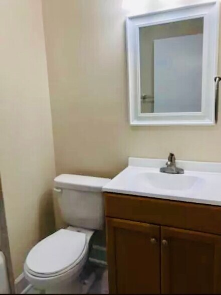Another view of the full bathroom - 1149 Cooper Dr