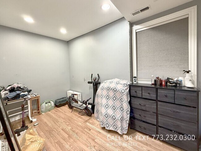 Building Photo - 5791 N Ridge Ave