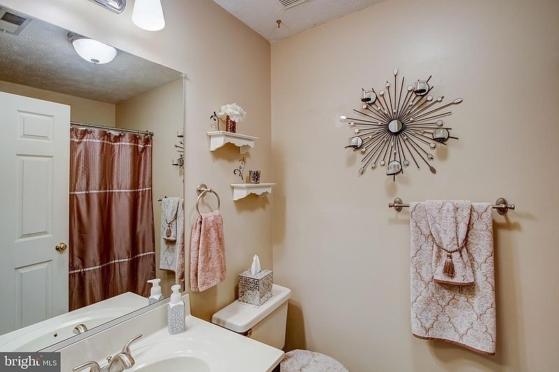 bathroom 1 - 1006 Markham Ct