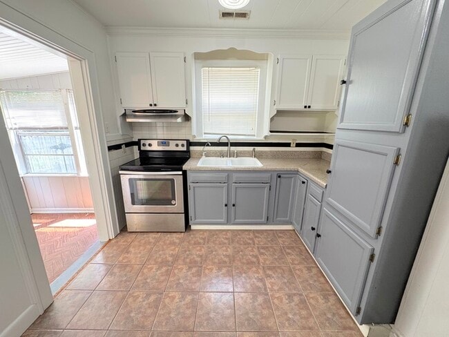 Building Photo - Charming Two-Bedroom Single Family Home with Detached Garage