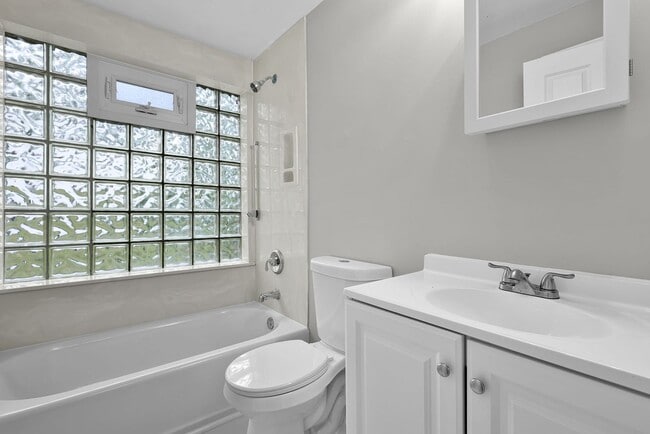 Building Photo - Spacious 3 Bed 1 Bath Home