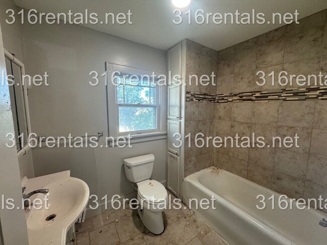 Building Photo - $1025 - 3 Bed 1 Bath - Single Family Home