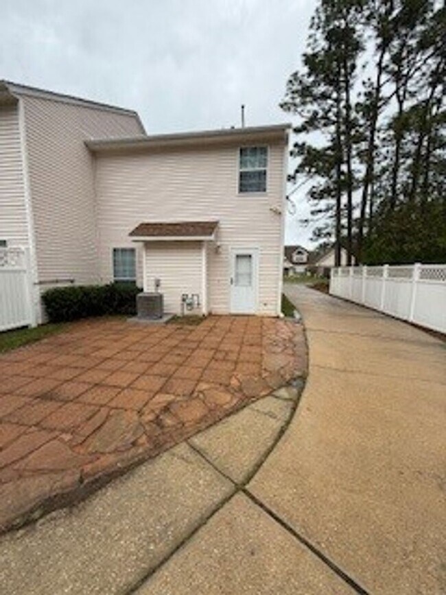 Building Photo - 4 Laura Dr