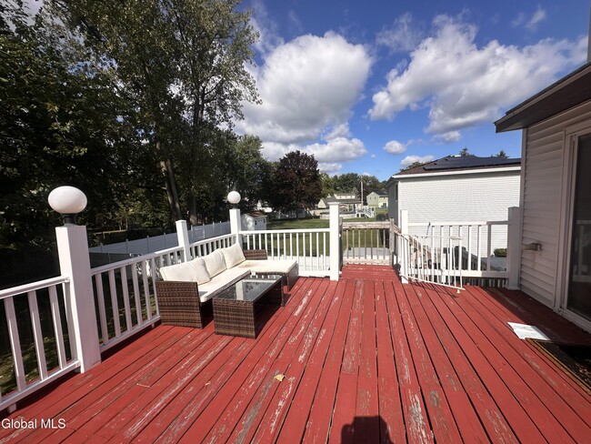 Building Photo - 4 Thoroughbred Ln