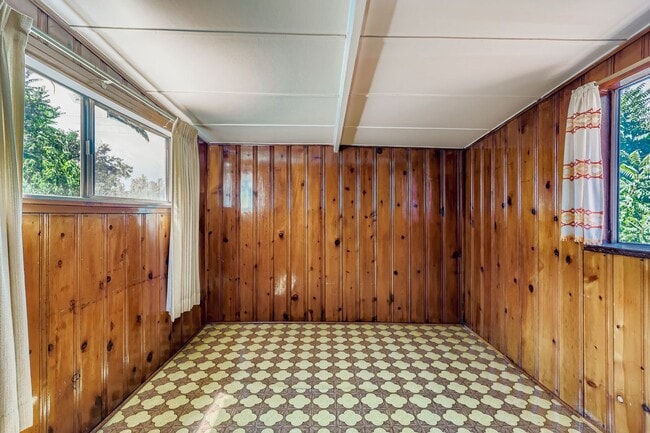 Building Photo - Charming Upper-Level 2 bed 1 bath Unit in ...