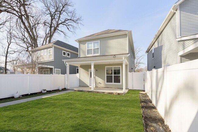 Building Photo - Beautiful 3 Bed 2.5 Bath in Central Greens...