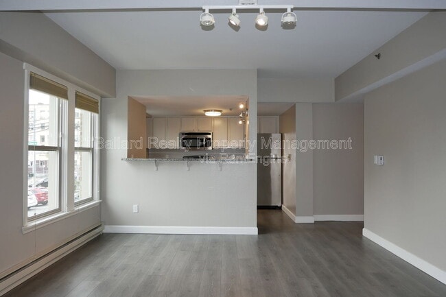 Building Photo - 505 E Denny Way