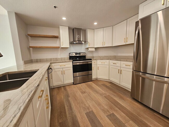 Building Photo - Cherry Creek Beautiful and Bright 1 Bed 1 Bath Condo