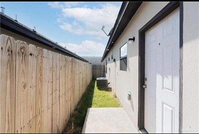 Building Photo - 1219 White Oak Dr
