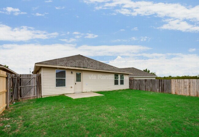 Building Photo - 1309 Hazelnut Dr