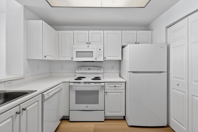 Building Photo - 2804 Sarento Pl