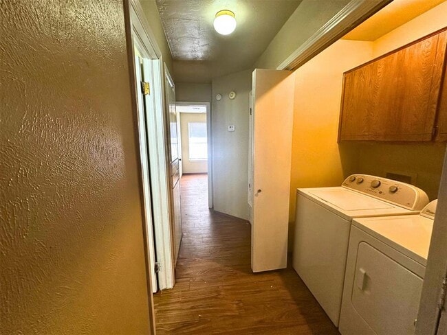 Building Photo - 910 NW Dearborn Ave