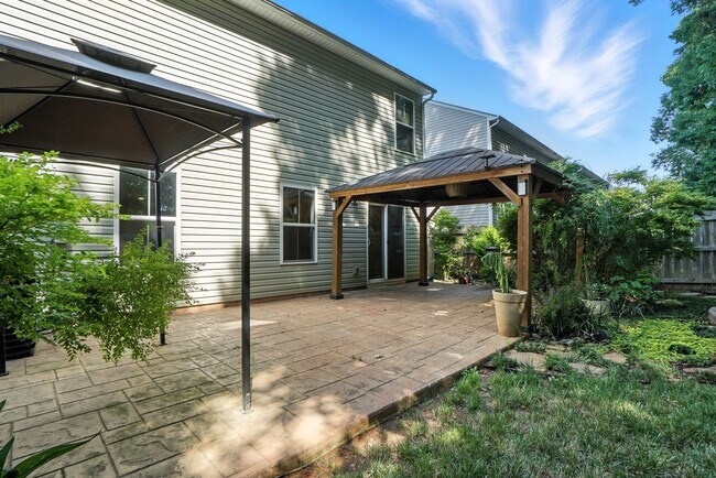 Building Photo - Fully Updated and Move-In Ready with Excep...