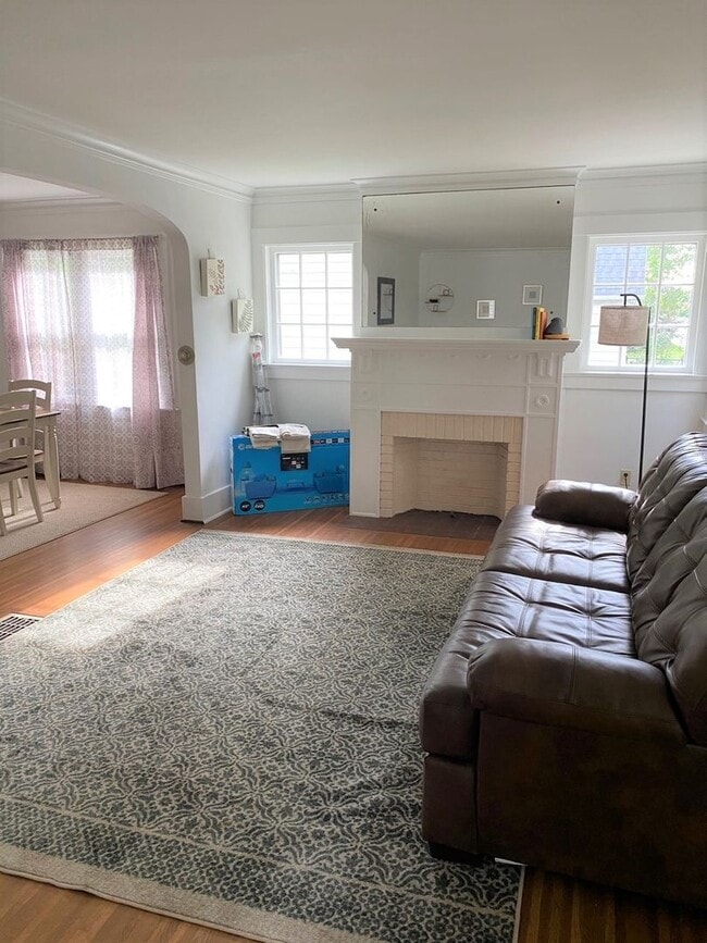 Building Photo - (STUDENT HOUSING) Stunning 5 bedroom, 1 Of...