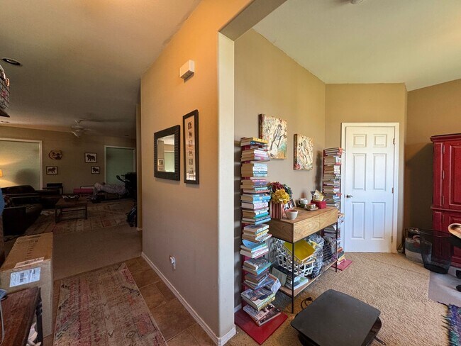 Building Photo - 3 Bedroom, 3 Bathroom House - Walking distance to the beach