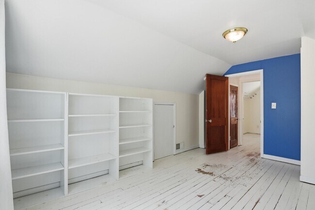 Building Photo - 3432 Woodside St