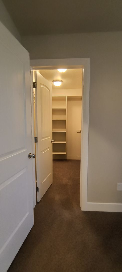 Building Photo - 3 Bedroom 3 Bathroom 2 Car Garage Townhome For rent.