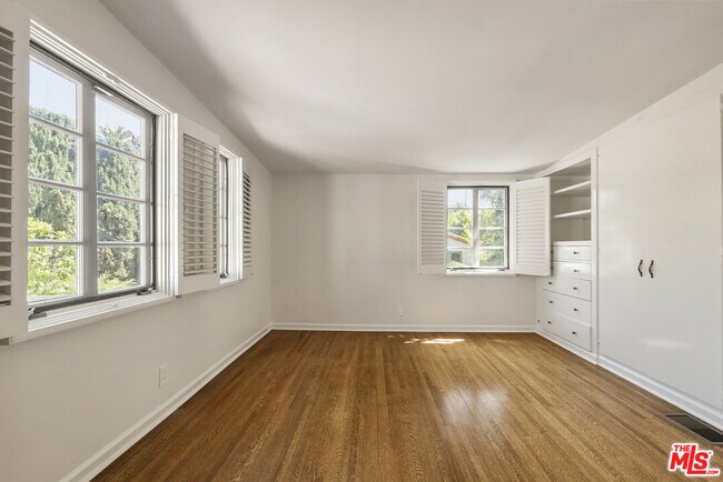 Building Photo - 512 N Palm Dr