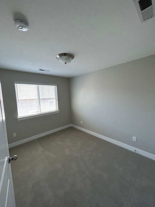 Building Photo - 4 Bedroom Exchange Townhome