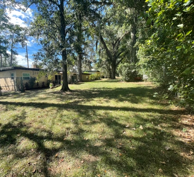 Large fenced back yard - 837 White Dr