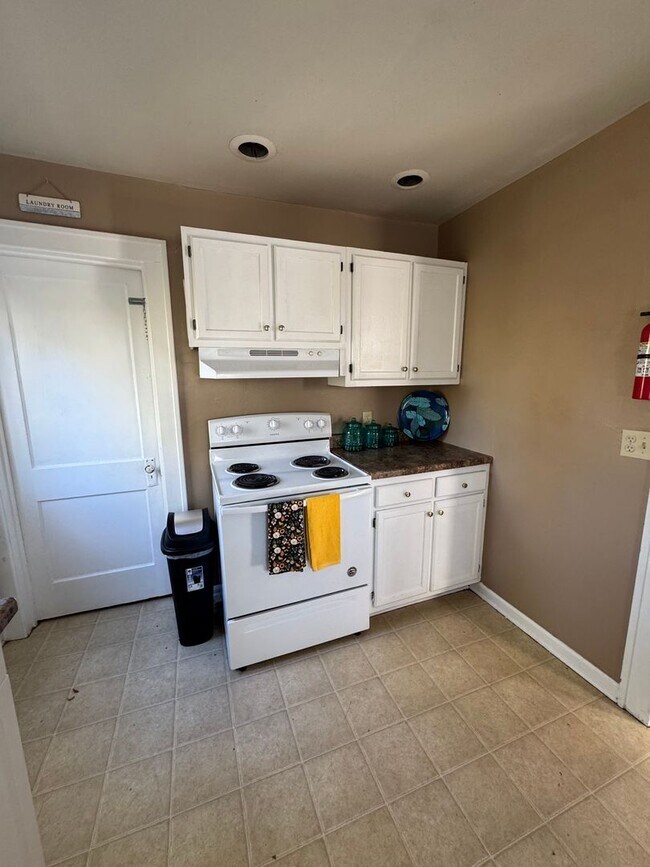 Building Photo - 2 Bedroom House Available NOW