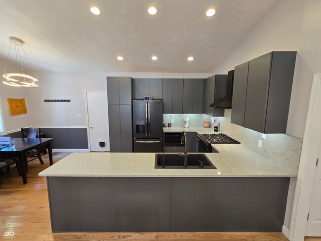 Building Photo - 8198 Foxchase Cir