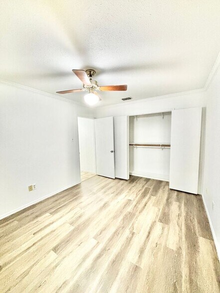 Building Photo - 2123 Mistletoe Ave