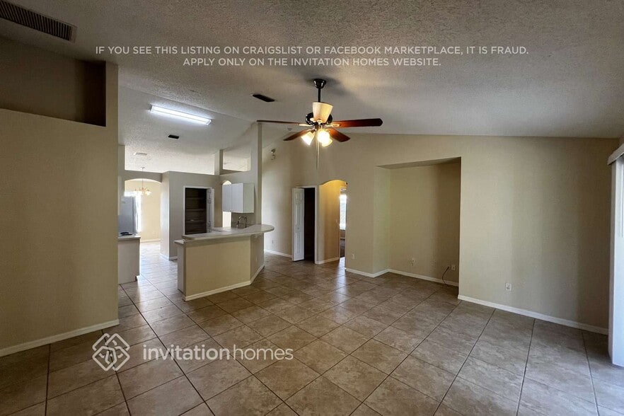 Building Photo - 2561 SW Calender St