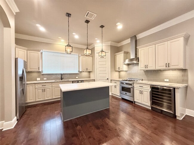 Building Photo - 2116 Couch St