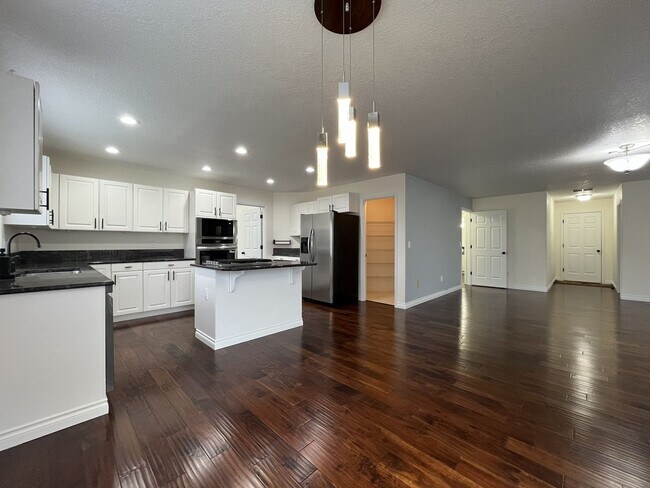 Building Photo - Grand 5 Bedroom Home Featuring 19ft Ceilings, Family Room & Main-Level Suite