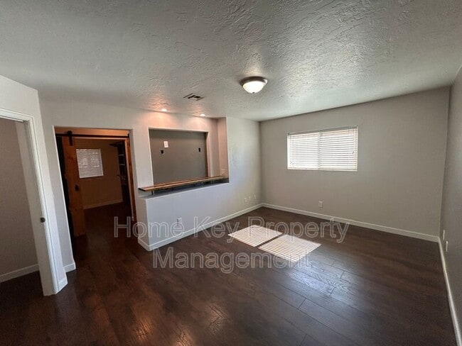 Building Photo - 3165 Crestview Dr