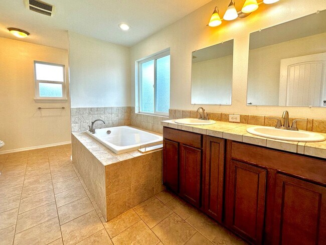 Building Photo - Spacious 4-Bedroom Home with Modern Comforts in Spanaway, WA