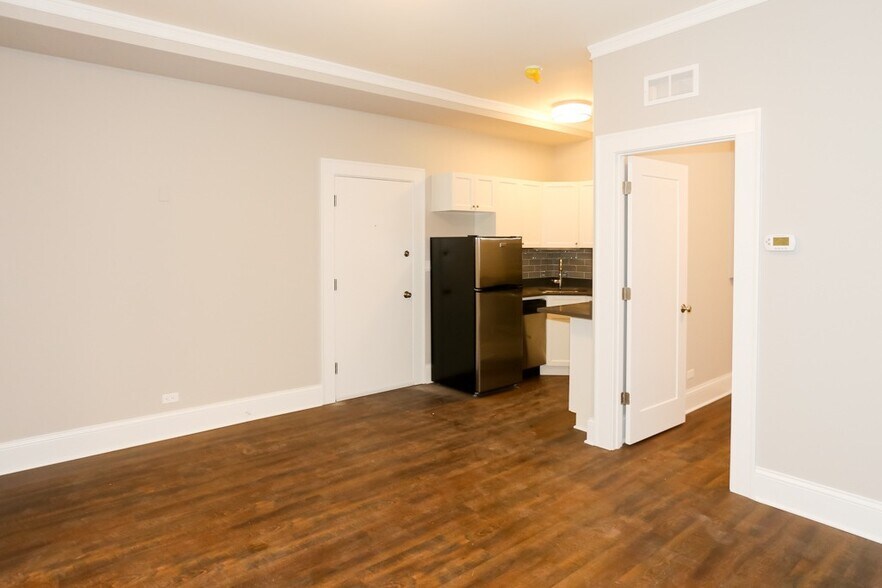 Building Photo - 817 W Lakeside Pl