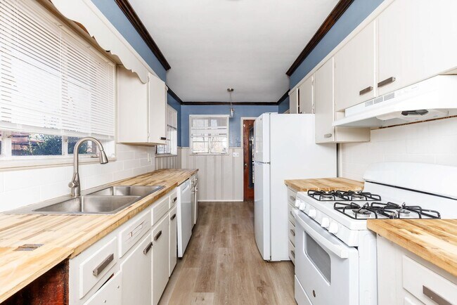 Building Photo - 3 BR home in Tarrant