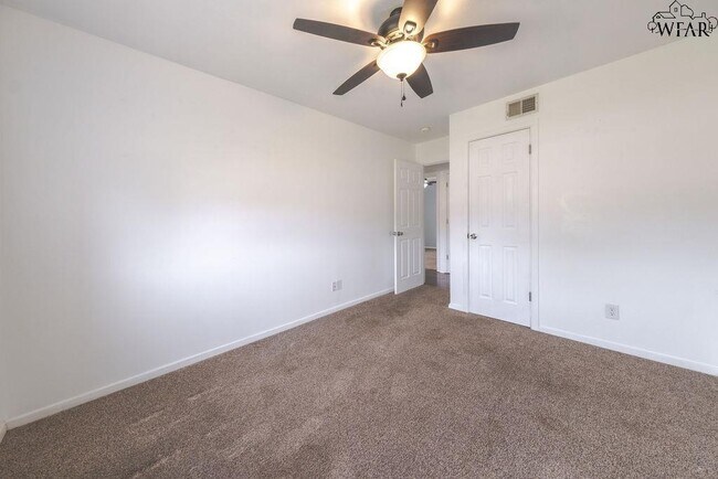 Building Photo - 4024 Hooper Dr