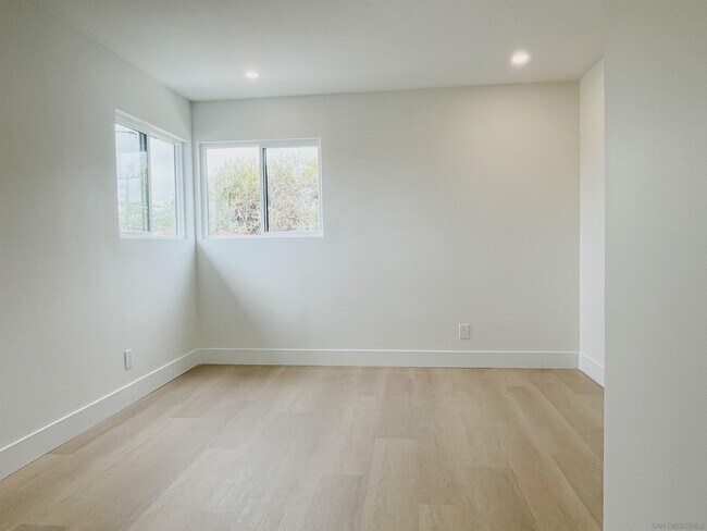 Building Photo - 1093 N Vulcan Ave