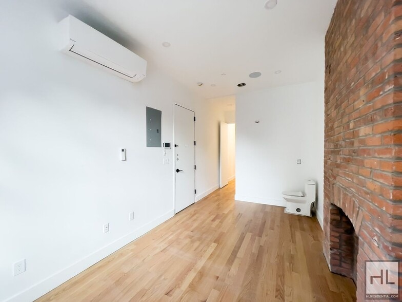Building Photo - Amazing 4-Bed 3-Bath East Village Apartmen...