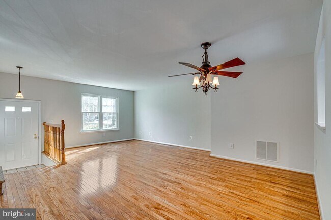 Building Photo - 3 Bedroom 3.5 Bath 3 Level Townhome in Germantown