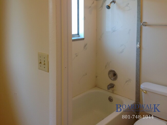 Building Photo - Exceptional Pet Friendly 5 Bedroom Home in...