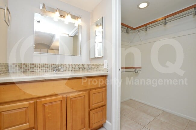 Building Photo - 850 S River Dr