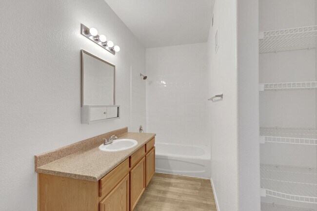 Building Photo - 2 Bedroom Condo