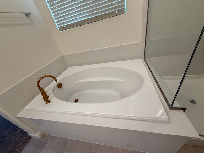 Building Photo - 3 bedroom, 2 bathroom home located in the vibrant community of Madera, CA
