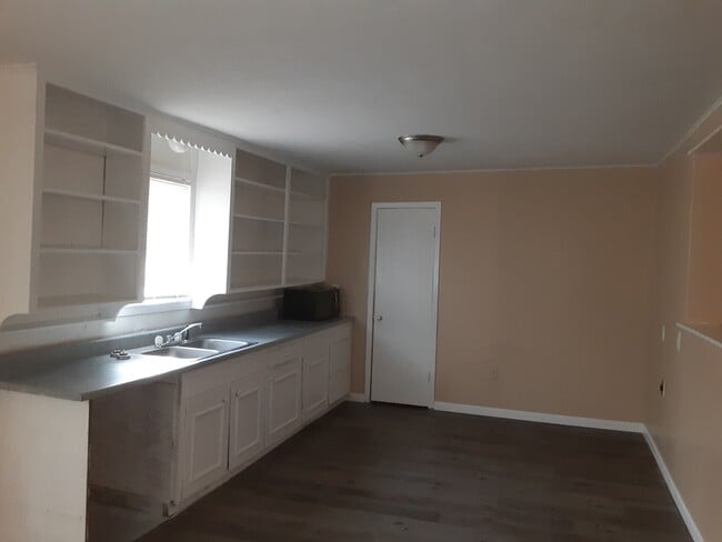 Building Photo - 300 E 12th St