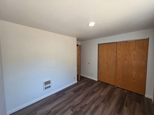 Building Photo - 00141/00142