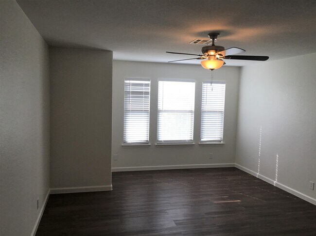Building Photo - 112 Retama