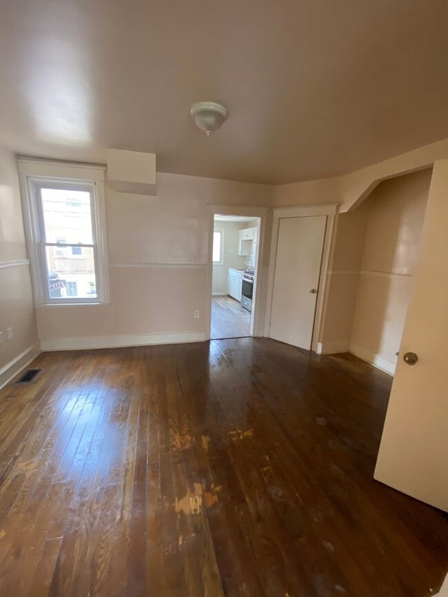 Building Photo - Newly Renovated 3 Bedroom and 1 Bathroom T...