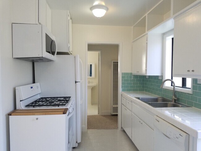 Building Photo - 412